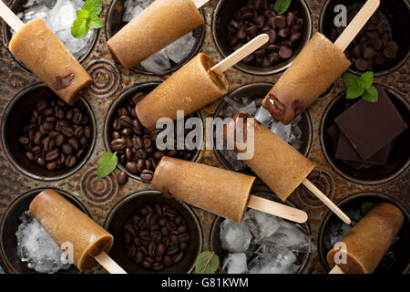 Sucettes glacées avec café et crème fondant au chocolat Banque D'Images