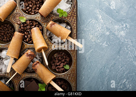 Sucettes glacées avec café et crème fondant au chocolat Banque D'Images