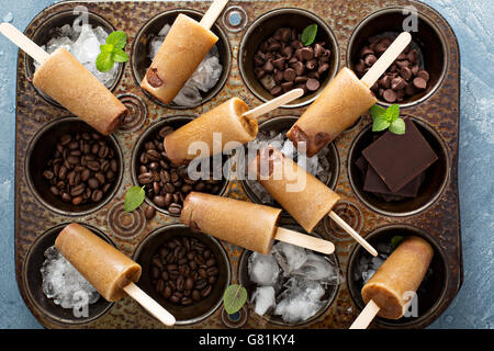 Sucettes glacées avec café et crème fondant au chocolat Banque D'Images