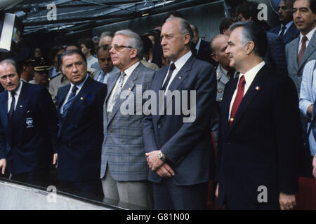 Football - coupe du monde de la FIFA Mexique 86 - finale - Argentine contre Allemagne de l'Ouest.Le président de la FIFA, Joao Havelange (c), est également représenté par le secrétaire général, Sepp Blatter (à l'extrême gauche). Banque D'Images