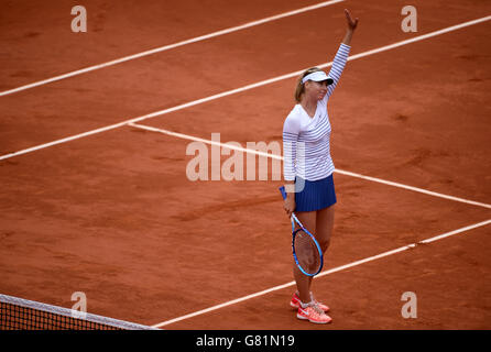 Maria Sharapova fête sa victoire après son match des femmes célibataires de la troisième manche contre Samantha Stosur le sixième jour de l'Open de France à Roland Garros le 29 mai 2015 à Paris, France Banque D'Images