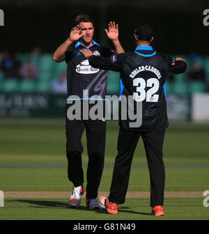 Jack Shantry, un joueur de football de Worcestershire Rapids, célèbre la prise de cricket du batteur de renards de Leicestershire Ned Eckersley lors du match de Blast de NatWest T20 à New Road, Worcester. Banque D'Images