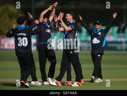 Jack Shantry, un joueur de football de Worcestershire Rapids, célèbre la prise de cricket du batteur de renards de Leicestershire Ned Eckersley lors du match de Blast de NatWest T20 à New Road, Worcester. Banque D'Images