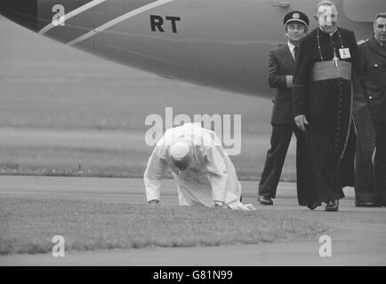 Le Pape embrasse le tarmac après son arrivée à la RAF Turnhouse près d'Édimbourg. Banque D'Images