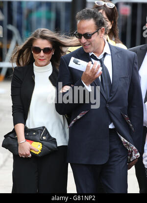 Brooke Vincent et Jimmi Harkishin après le service commémoratif de la star de la rue Coronation Anne Kirkbride à la cathédrale de Manchester. Banque D'Images