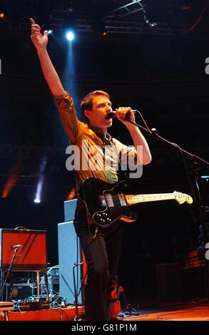 Teenage cancer Trust Charity Gig - The Royal Albert Hall.Alex Kapranos, du groupe écossais Franz Ferdinand, se présente sur scène. Banque D'Images