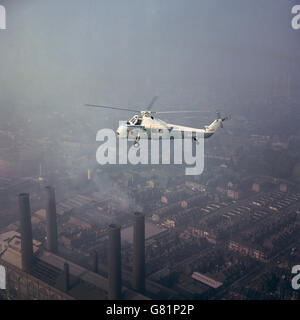 Image du nouvel hélicoptère Westland « Wessex 60 » survolant la station lots Road Powers de London transport, Chelsea, lorsqu'il a été démontré après une cérémonie de remise à Bristow Helicopters. Banque D'Images