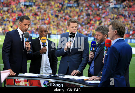 Les experts de la télévision BT Sport Rio Ferdinand (à gauche), Ian Wright (deuxième à gauche), Andy Townsend (deuxième à droite), Paul Scholes (obscurci), Steve McManaman (à droite) et le présentateur Jake Humphrey (au centre) Banque D'Images