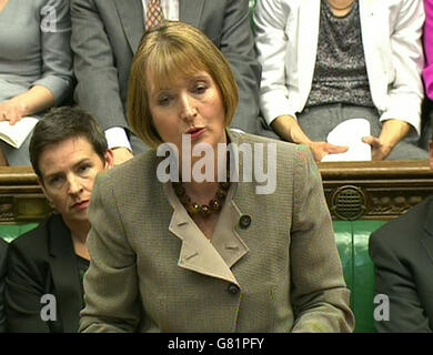 Le chef intérimaire du parti travailliste Harriet Harman parle lors des questions du premier ministre à la Chambre des communes, à Londres. Banque D'Images