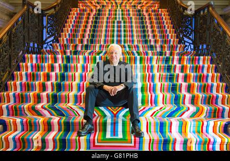 Michael Craig-Martin, coordonnateur de l'exposition, pose avec 'Zobop', par Jim Lambie, dans le cadre de l'exposition d'été 2015 de l'Académie royale des arts, qui se déroule du 8 juin au 16 août à l'Académie royale des arts, dans le centre de Londres. Banque D'Images