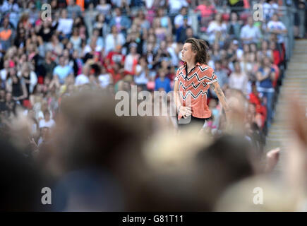 Harry Styles of One Direction se produit en direct au Capital FM Summertime ball 2015 qui s'est tenu au stade Wembley, à Londres Banque D'Images