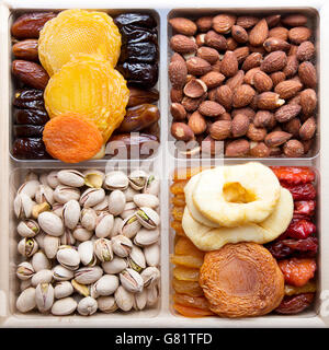 Les fruits séchés et les noix arrangement Banque D'Images