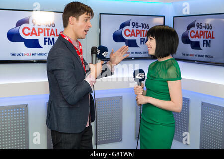 Kevin Hughes, présentateur de Capital FM, et Carly Rae Jepsen, lors d'une entrevue au studio de radio de baseball Capital FM Summertime, au stade Wembley, à Londres. 6 juin 2015. Daniel Leal-Olivas/PA showbiz Banque D'Images