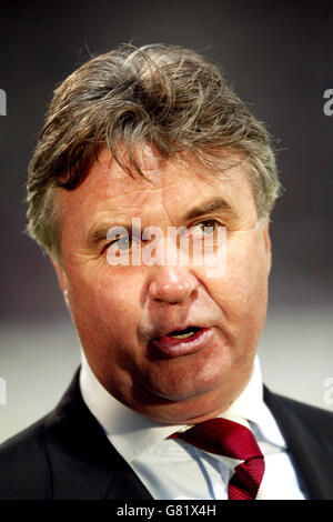 Football - UEFA Champions League - quart de finale - première étape - Olympique Lyonnais / PSV Eindhoven - Stade Municipal de Gerland. Guus Hiddink, entraîneur PSV Eindhoven Banque D'Images