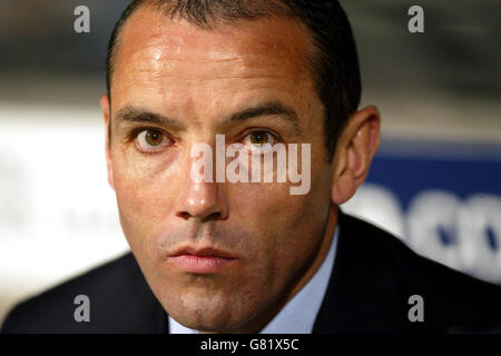 Football - UEFA Champions League - quart de finale - première étape - Olympique Lyonnais / PSV Eindhoven - Stade Municipal de Gerland. Paul le Guen, entraîneur de l'Olympique Lyonnais Banque D'Images