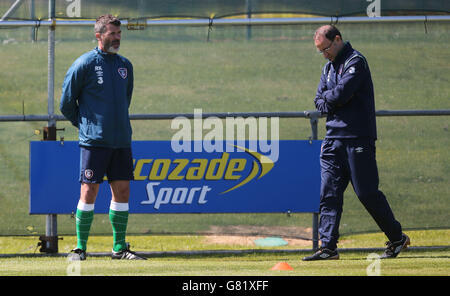 Roy Keane, directeur adjoint de la République d'Irlande, et Martin O'Neil, mangager, au cours d'une séance de formation à Gannon Park, Dublin. Banque D'Images