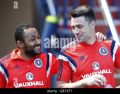 Ikechi Anya en Écosse (à gauche) et Russell Martin lors d'une séance d'entraînement à Hampden Park, Glasgow. Banque D'Images