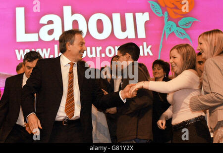 Campagne électorale générale 2005 - rassemblement du travail, Oldham. Le premier ministre britannique Tony Blair (à gauche). Banque D'Images