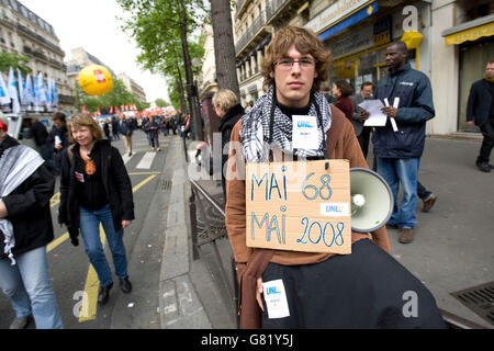 17yo lycéen Adrien Derain (avec signe) pose pour la photo au cours de la journée de protestation en mai 2008 Paris France Banque D'Images