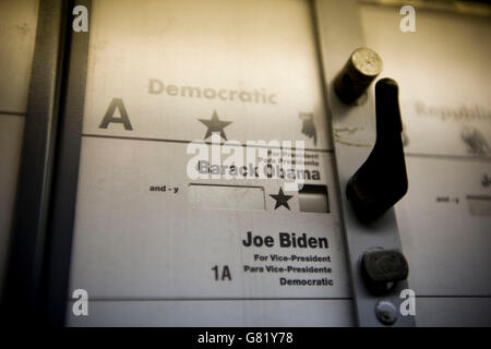 Voir l'intérieur d'un isoloir utilisé dans l'élection générale 2008-nous à Harlem, New York, NY, United States, 4 novembre 2008. Banque D'Images