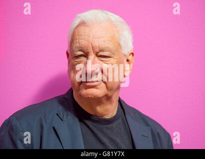 Michael Craig-Martin, coordonnateur de l'exposition, à la Royal Academy of Arts, dans le centre de Londres. Banque D'Images