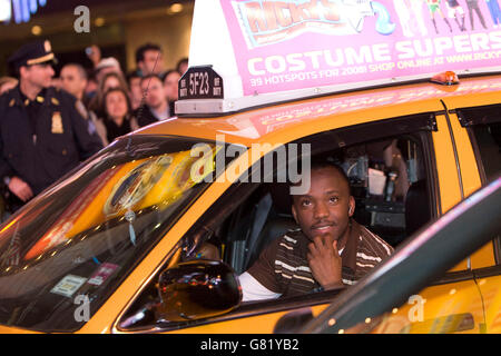 Un chauffeur de taxi regarde la télévision la couverture de l'élection présidentielle américaine 2008 résultats sur écran géant qu'il conduit par Tim Banque D'Images