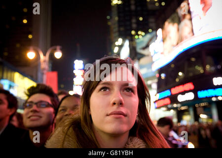 Les gens écoutent de Barack Obama dans l'acceptation de l'élection présidentielle américaine 2008 résultats sur un écran géant à Times Square à New Banque D'Images