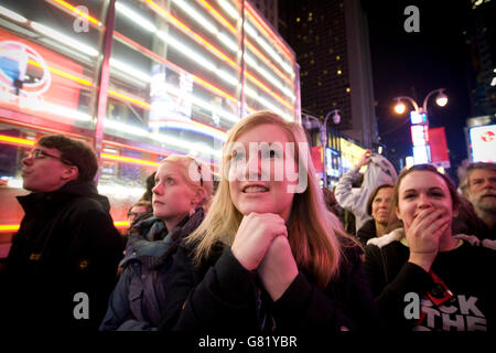 Les gens écoutent de Barack Obama dans l'acceptation de l'élection présidentielle américaine 2008 résultats sur un écran géant à Times Square à New Banque D'Images