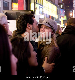 Les gens écoutent de Barack Obama dans l'acceptation de l'élection présidentielle américaine 2008 résultats sur un écran géant à Times Square à New Banque D'Images