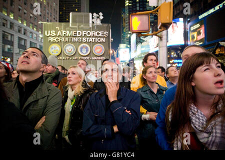 Les gens écoutent de Barack Obama dans l'acceptation de l'élection présidentielle américaine 2008 résultats sur un écran géant à Times Square à New Banque D'Images