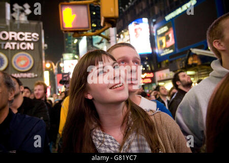 Les gens écoutent de Barack Obama dans l'acceptation de l'élection présidentielle américaine 2008 résultats sur un écran géant à Times Square à New Banque D'Images