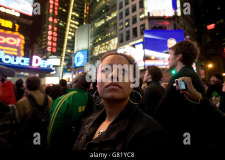 Les gens écoutent de Barack Obama dans l'acceptation de l'élection présidentielle américaine 2008 résultats sur un écran géant à Times Square à New Banque D'Images