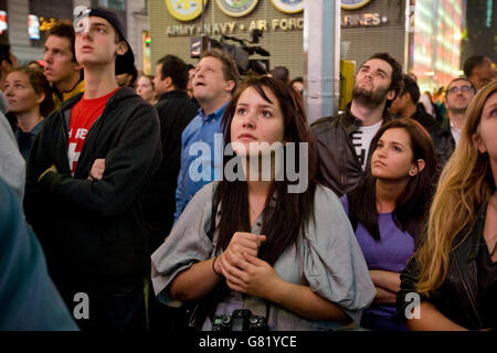 Les gens écoutent de Barack Obama dans l'acceptation de l'élection présidentielle américaine 2008 résultats sur un écran géant à Times Square à New Banque D'Images