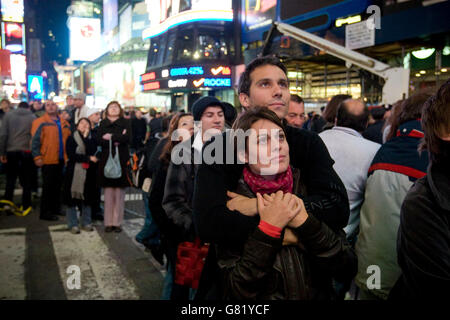 Les gens écoutent de Barack Obama dans l'acceptation de l'élection présidentielle américaine 2008 résultats sur un écran géant à Times Square à New Banque D'Images