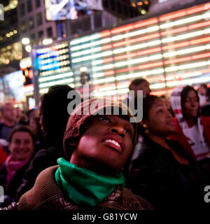 Les gens écoutent de Barack Obama dans l'acceptation de l'élection présidentielle américaine 2008 résultats sur un écran géant à Times Square à New Banque D'Images