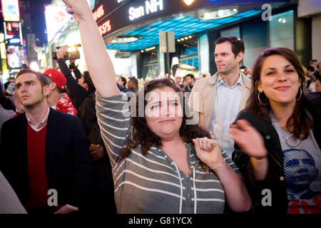 Les gens écoutent de Barack Obama dans l'acceptation de l'élection présidentielle américaine 2008 résultats sur un écran géant à Times Square à New Banque D'Images