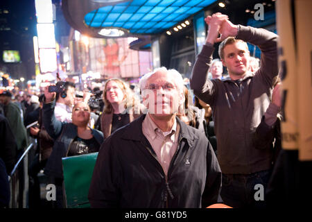 Les gens écoutent de Barack Obama dans l'acceptation de l'élection présidentielle américaine 2008 résultats sur un écran géant à Times Square à New Banque D'Images