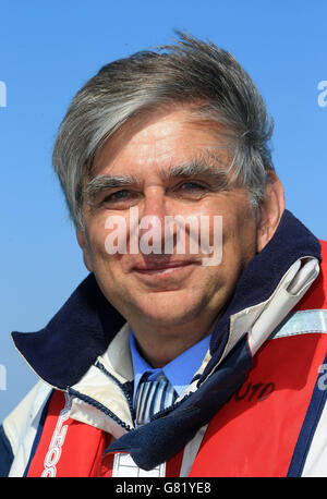 Architecte et président de Brighton i360 Ltd, David Marks, en tant que barge transportant des composants qui formeront le i360 à Brighton, la première tour d'observation verticale de téléphérique au monde, est amené à Brighton Beach, dans East Sussex, avant les travaux de construction. Banque D'Images