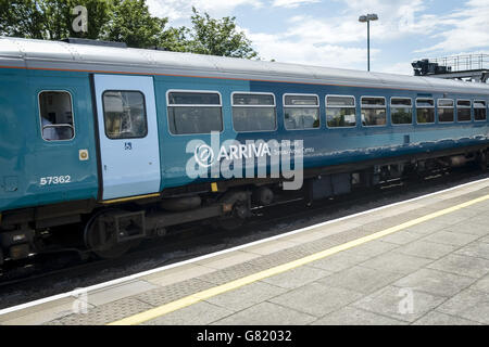 Chemin de fer. Train ARRIVA à la gare centrale de Cardiff. Banque D'Images