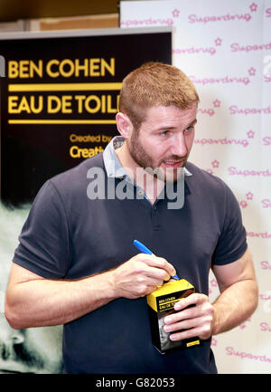 Ben Cohen, ancien joueur de rugby anglais et Northampton Saints, lance son premier parfum, Ben Cohen for Men at Supermed à Northampton. Banque D'Images