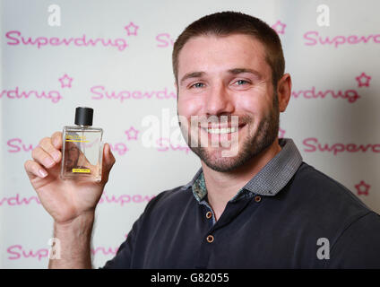 Ben Cohen, ancien joueur de rugby anglais et Northampton Saints, lance son premier parfum, Ben Cohen for Men at Supermed à Northampton. Banque D'Images