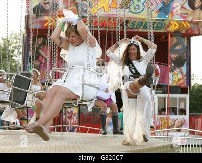 Mariée-à-être Caroline Berrill (à droite), âgée de 43 ans de Dorset, avec sa fête de poules sur un parcours de foire au Festival de l'île de Wight, à Seaclose Park, Newport, île de Wight. Banque D'Images