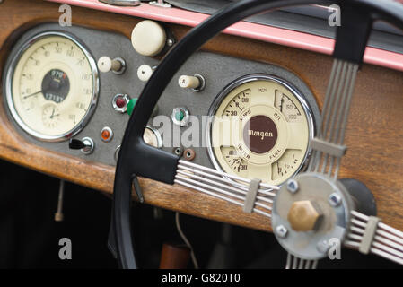 Détail de la planche de bord d'une Morgan rose 1970 Voiture de sport. Banque D'Images