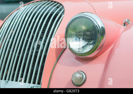 Détail de l'avant d'une des années 1970, Morgan rose voiture de sport. Banque D'Images
