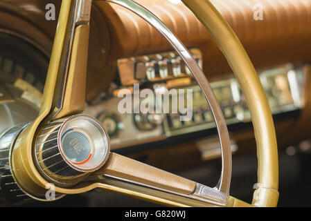 Détail de la planche de bord et le volant d'une voiture américaine des années 60. Banque D'Images