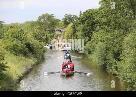 La Barge royale Gloriana sur la Tamise traverse l'ancienne écluse de Windsor pour marquer le 800e anniversaire de la fermeture de la Magna Carta. Banque D'Images