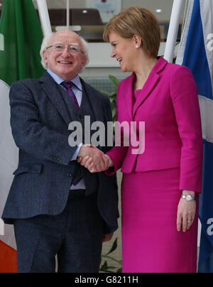 Premier Ministre de l'Ecosse Nicola Sturgeon rencontre le président d'Irlande, Michael D. Higgins à l'édifice du gouvernement écossais à l'Atlantic Quay à Glasgow, le premier jour de sa visite à l'Écosse. Banque D'Images