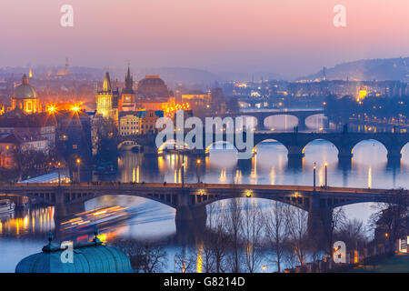 Vue de dessus les ponts sur la rivière Vltava à Prague Banque D'Images