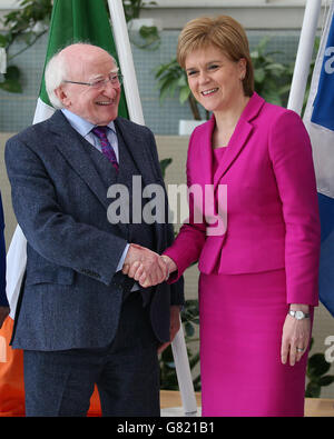 Premier Ministre de l'Ecosse Nicola Sturgeon rencontre le président d'Irlande, Michael D. Higgins à l'édifice du gouvernement écossais à l'Atlantic Quay à Glasgow, le premier jour de sa visite à l'Écosse. Banque D'Images