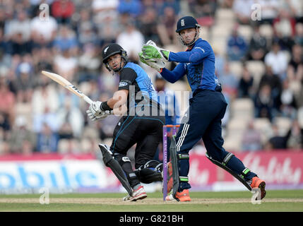 Cricket - Royal London One Day Series - Angleterre contre Nouvelle-Zélande - The Ageas Bowl.Ross Taylor, en Nouvelle-Zélande, se batte lors du match de la Royal London One Day Series au Ageas Bowl, à Southampton. Banque D'Images